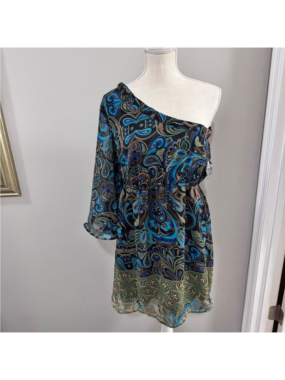 NWT Angie One-Shoulder Flare Sleeve Groovy Paisley Dress. Size L